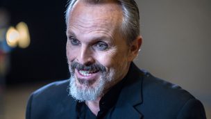 VIDEO | Miguel Bosé desató críticas por usar mascarilla tras convocar marcha en contra de su uso