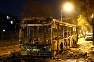 Sujetos quemaron una micro en Recoleta y atacaron a Carabineros