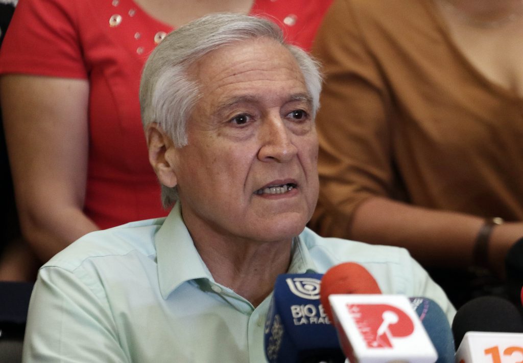 FOTOS | Heraldo Muñoz (PPD) “se robó las miradas” en La Moneda con llamativa mascarilla