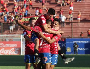 ¿Se dará? Unión Española invitó al Bayer Leverkusen de Charles Aránguiz para un partido amistoso