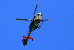 Helicóptero de Carabineros rescata en arriesgada maniobra a dos jóvenes que salieron a hacer trekking