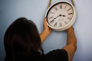 Esta noche es el cambio de hora en Chile: A las 00 serán las 01 A.M. del domingo