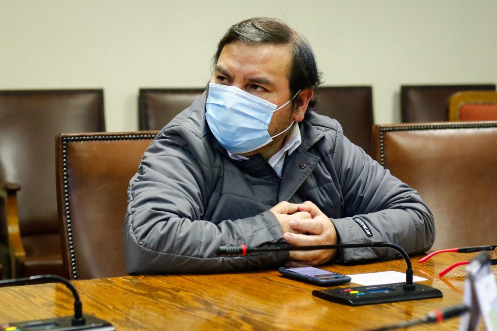 Diputado Barrera cuestiona que consulados sean usados como “sucursales” de las AFP