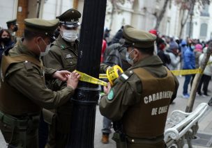 Sujetos robaron armas y agredieron a carabineros de civil en Santiago Centro