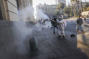 Municipalidad sanitizó Casco Histórico de Santiago a horas de la transición