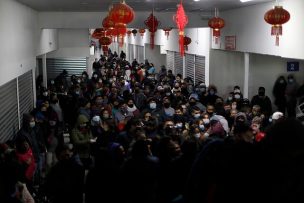 FOTOS | Aglomeración de personas en mall chino de Estación Central