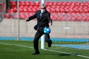 FOTOS | Presidente Piñera pateó y se puso al arco para anunciar el regreso del fútbol