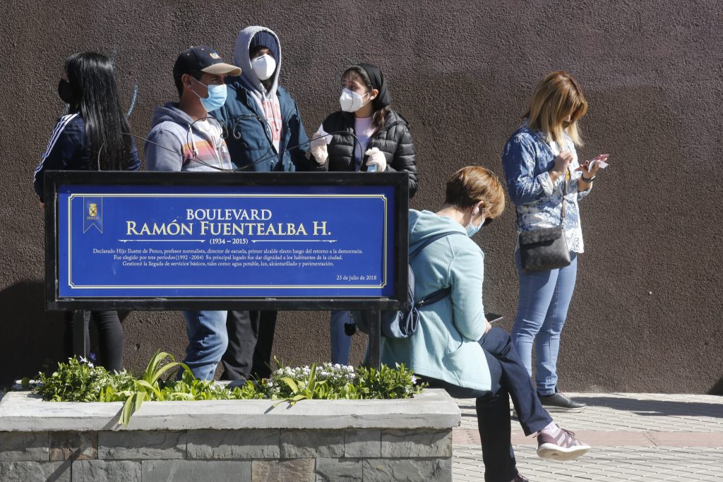 Seis avanzan, siete retroceden: las nuevas medidas vigentes del plan “Paso a Paso” en 13 comunas de Chile