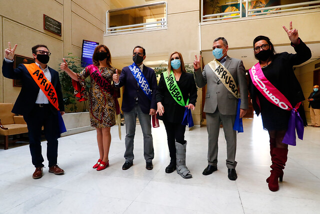 FOTOS | Diputados se suman a “moda” de Pamela Jiles y visten banda por el “Apruebo”