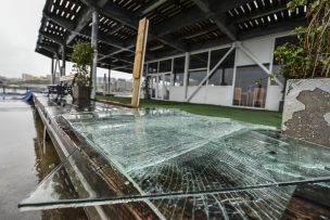 Restaurant de Muelle Barón sufre daños en su local por marejadas en Valparaíso