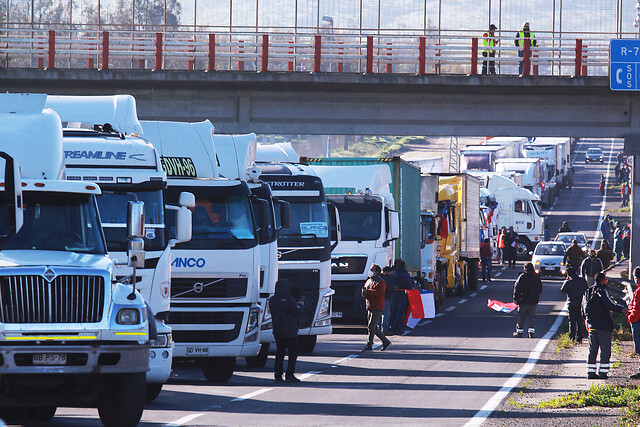 Ministro Walker: “Entendemos la demanda de los camioneros, pero no podemos abandonar el orden público”