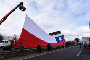 Camioneros desplegaron bandera gigante en Temuco