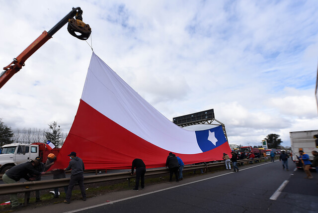Camioneros desplegaron bandera gigante en Temuco