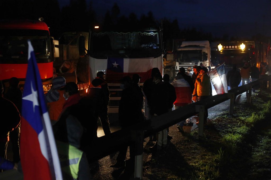 VIDEO | Con música, fogatas y sin mascarillas ni distanciamiento físico: camioneros replicaron “el que baila, pasa” en pleno toque de queda