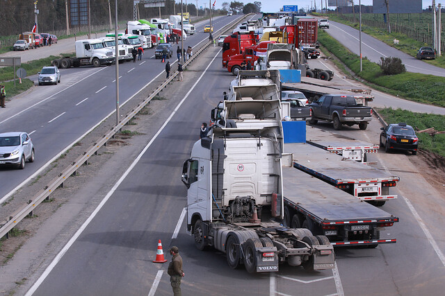 Gobierno informó “desabastecimiento puntual” en diferentes puntos del sur de Chile en medio del paro de camioneros