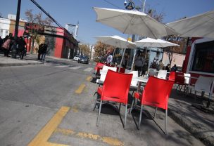 Mesas a 2 metros de distancia: Dan detalles de cómo funcionarán restaurantes y cafés en comunas en Preparación