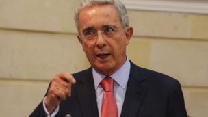 Corte Suprema colombiana ordena arresto domiciliario para Álvaro Uribe