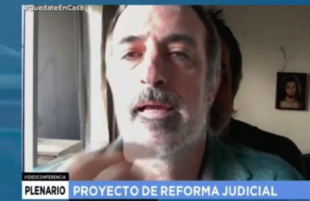Senador “de cartón”: la curiosa estrategia de un parlamentario argentino para ausentarse de sesión telemática