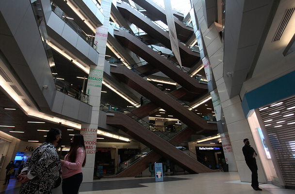 Providencia cursa sumario sanitario a tienda del mall Costanera Center