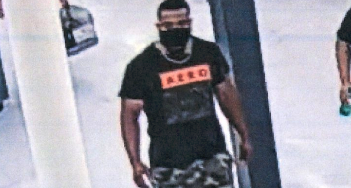 ¿Y la distancia social?: Buscan a sujeto que dio “abrazos Covid” al interior de un supermercado
