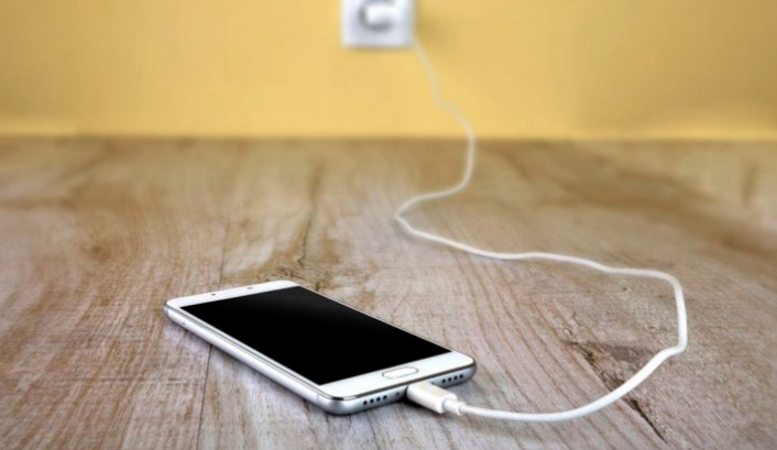 Tragedia en Brasil: Niño fallece tras recibir una descarga eléctrica mientras jugaba con su celular