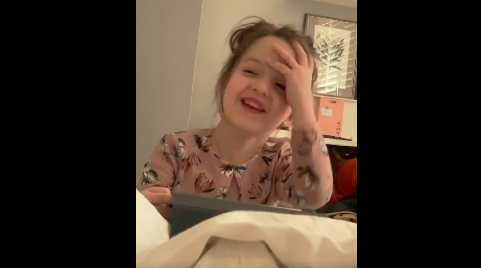 “No puedo con ella y su dulzura”: Hija de Cristián Sánchez se robó todas las miradas con tierno video interactuando con “Siri”