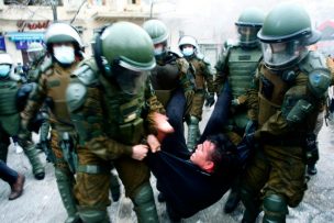 Carabineros dispersó a manifestantes que llegaron a Plaza Italia