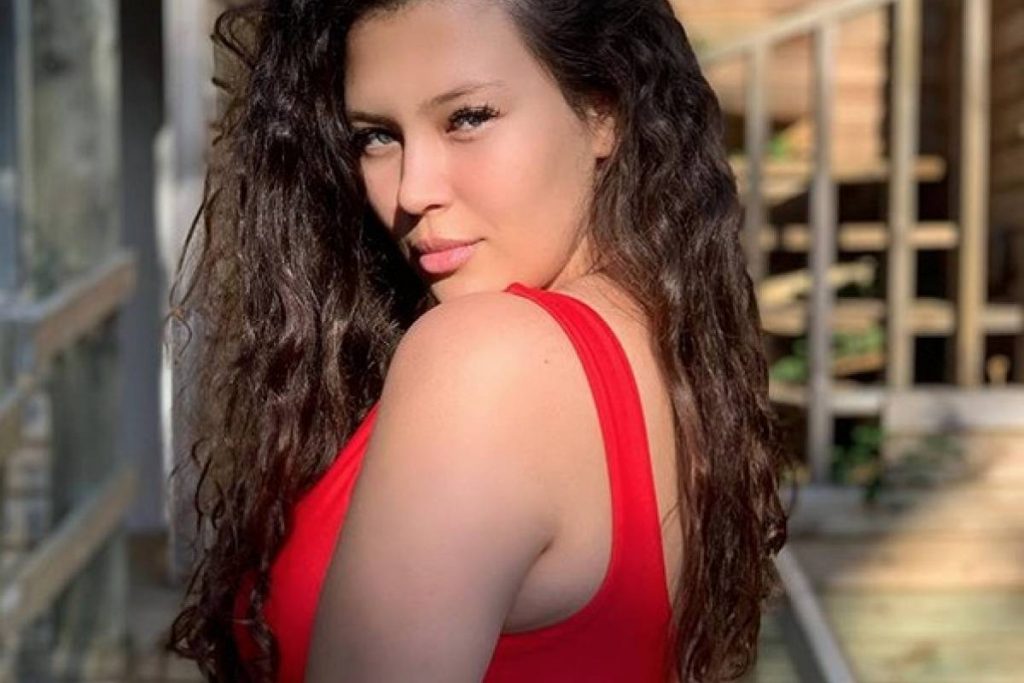 “Diosa empoderada”: Michelle Carvalho vistió completamente de rojo y sacó aplausos en Instagram