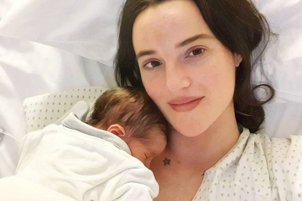 Renata Ruiz confesó lo complicado que ha sido su primer mes con su bebé: “Me siento mala madre”