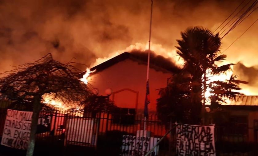 Noche de violencia en La Araucanía: Edificio de municipalidad de Ercilla completamente incendiado
