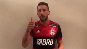 Mauricio Isla fue recibido como estrella por la afición del Flamengo en Brasil