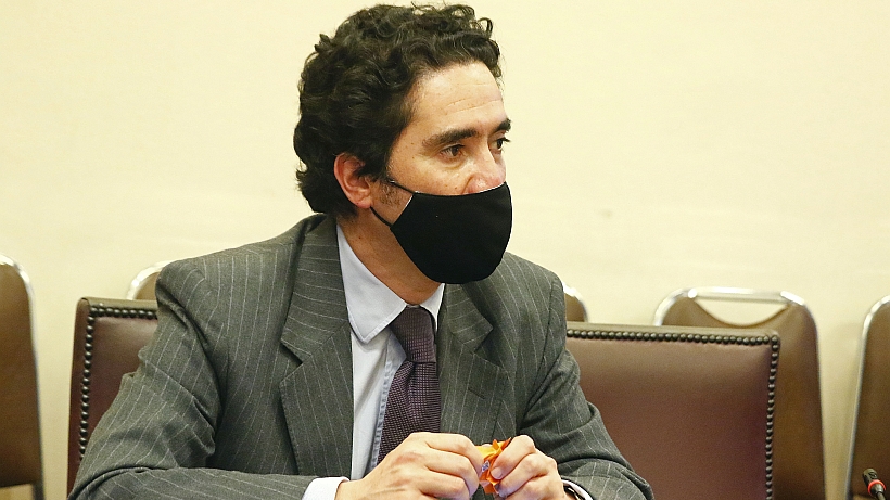 “Pasando piola”: Ministro Ignacio Briones fue sorprendido viajando en el Metro de Santiago