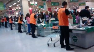 Piden protocolo para que empaquetadores de supermercados regresen a sus trabajos
