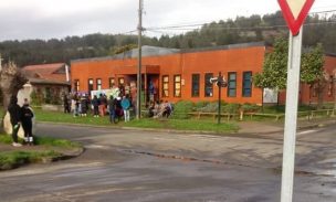 Grupo de personas se toma la Municipalidad de Tirúa