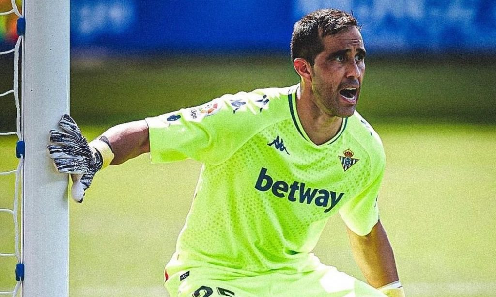 Claudio Bravo fue considerado dentro del listado de los 15 mejores porteros de la década