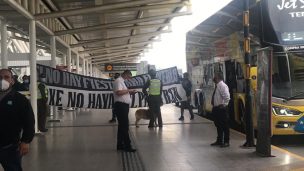 Sin mascarillas ni distanciamiento físico: barristas de Colo Colo despidieron al plantel que viajó a Uruguay