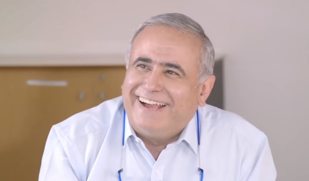 Doctor Ugarte presentó a su joven polola: “Piensa que soy igual a Brad Pitt”