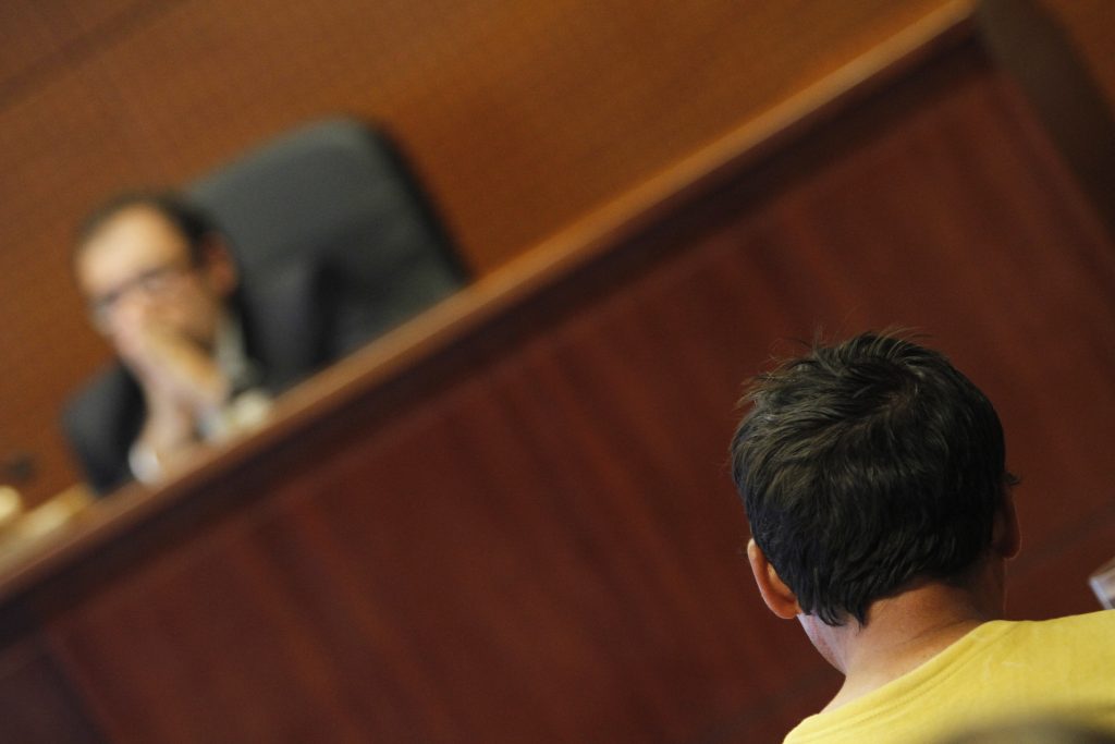 Formalizan a joven de 25 años que fue “funado” en redes sociales: Se le imputan 9 delitos de violación