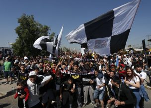 Barristas de Colo Colo llegaron al Estadio Monumental con cánticos para los jugadores y dirigencia