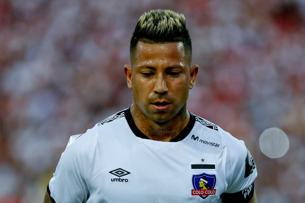 “Colo Colo sin Valencia”: hinchas albas llegaron al Monumental y exigieron la salida del volante