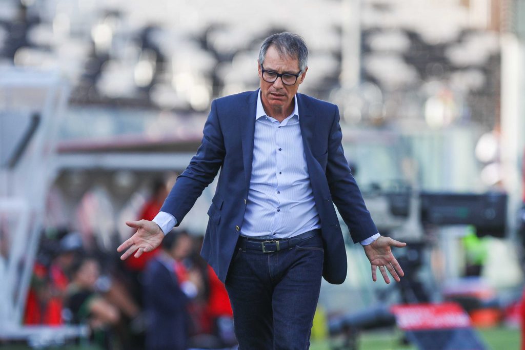 Ex técnico de la Roja juvenil criticó con todo a Ariel Holan: “Es imposible trabajar con él”