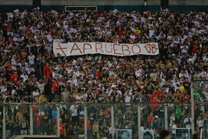 Hinchas de Colo Colo protestaron contra Blanco y Negro en las afueras del Estadio Monumental