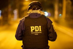 Detienen a sujeto que golpeó a su esposa en el frontis de un cuartel de la PDI