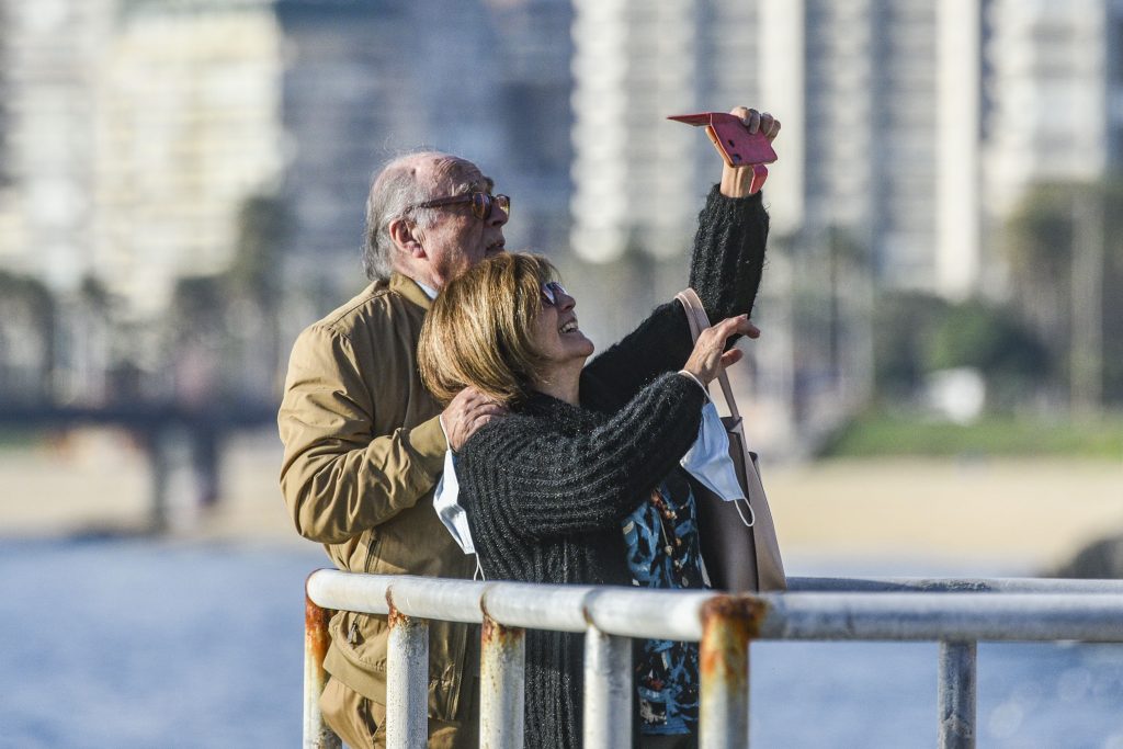 “Vamos chilenos”: Donan más de 80 mil planes móviles para adultos mayores