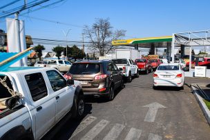 Largas filas para el combustible y falta de carnes: Desabastecimiento por paro de camioneros comienza a afectar el sur del país