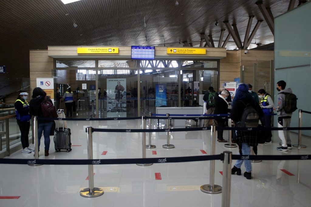 PDI detuvo a hombre contagiado de Covid-19 que ingresó a Chile con examen PCR falso en el Aeropuerto de Santiago