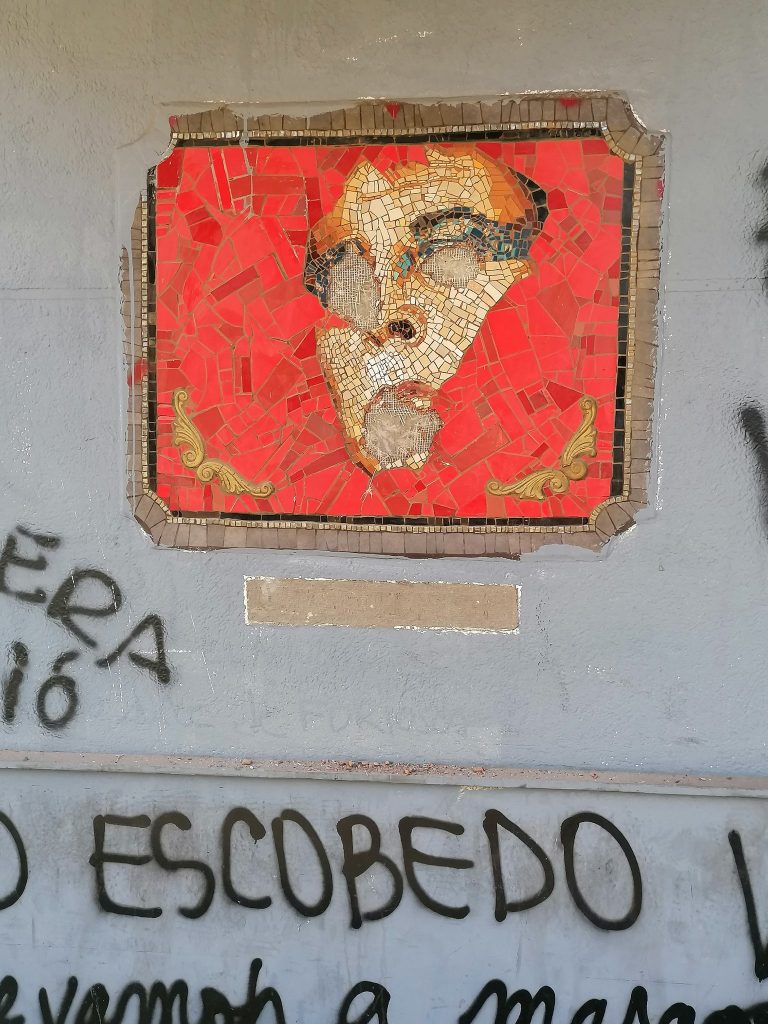 Fundación “Santiago Nuestro y Ciudadano” solicitó la recuperación del mosaico violentado de Pedro Lemebel