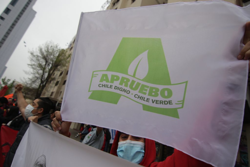 Comando “Apruebo Chile Digno” realizó banderazo en Plaza Baquedano