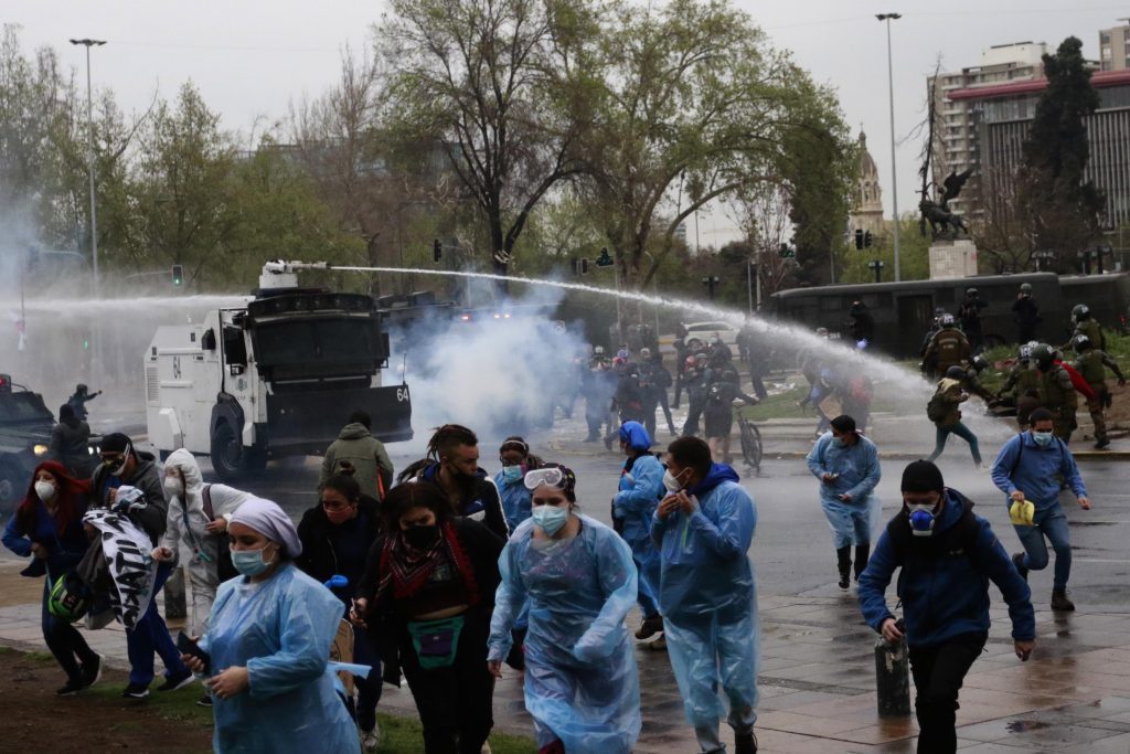 Carabineros: Manifestación de tens era pacífica “y se fueron sumando personas que comenzaron a lanzar objetos contundentes”