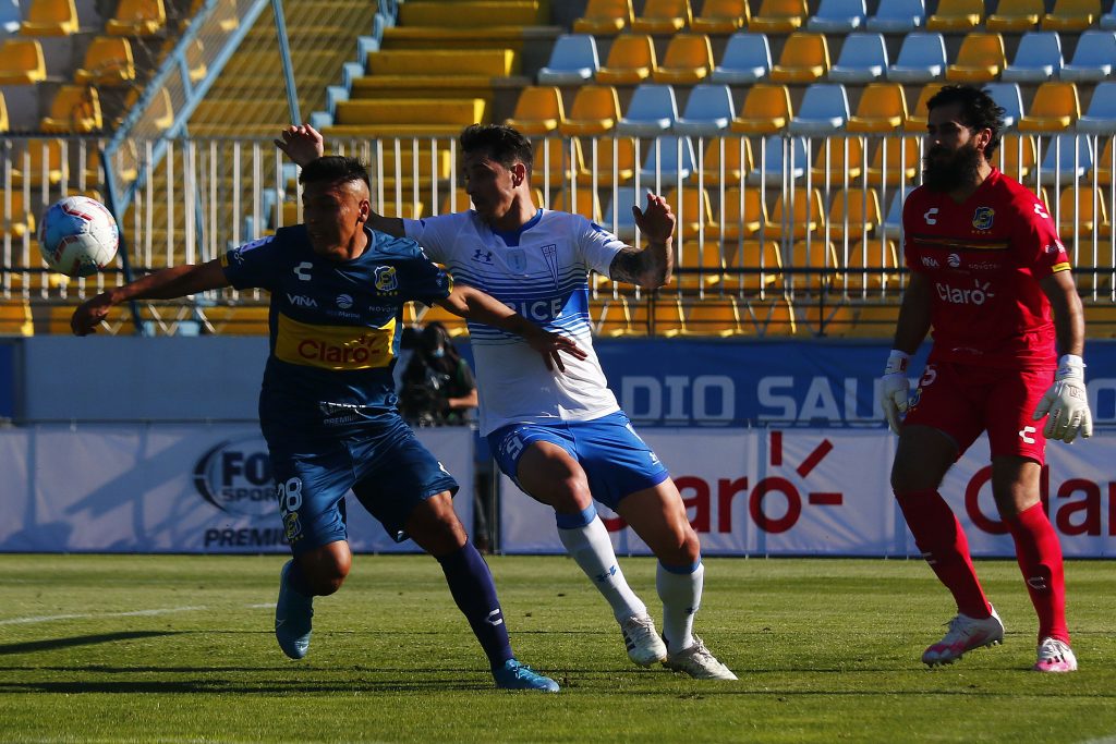 Una Católica llena de suplentes aprovechó los regalos de Everton y estiró su ventaja en la cima